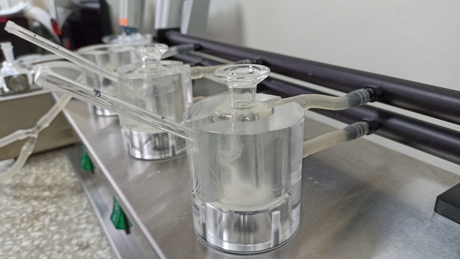 Вертикальная ячейка Франца, на которой были проведены эксперименты по определению коэффициентов проницаемости. Источник: Татьяна Волкова. Вертикальная ячейка Франца, на которой были проведены эксперименты по определению коэффициентов проницаемости. Источник: Татьяна Волкова.