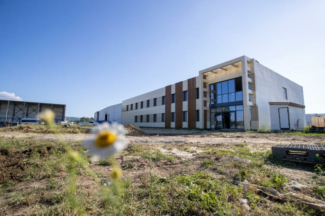 Фитофарм Фармацевтический завод «Фитофарм» в Гостагаевской планируется открыть до конца 2023 года