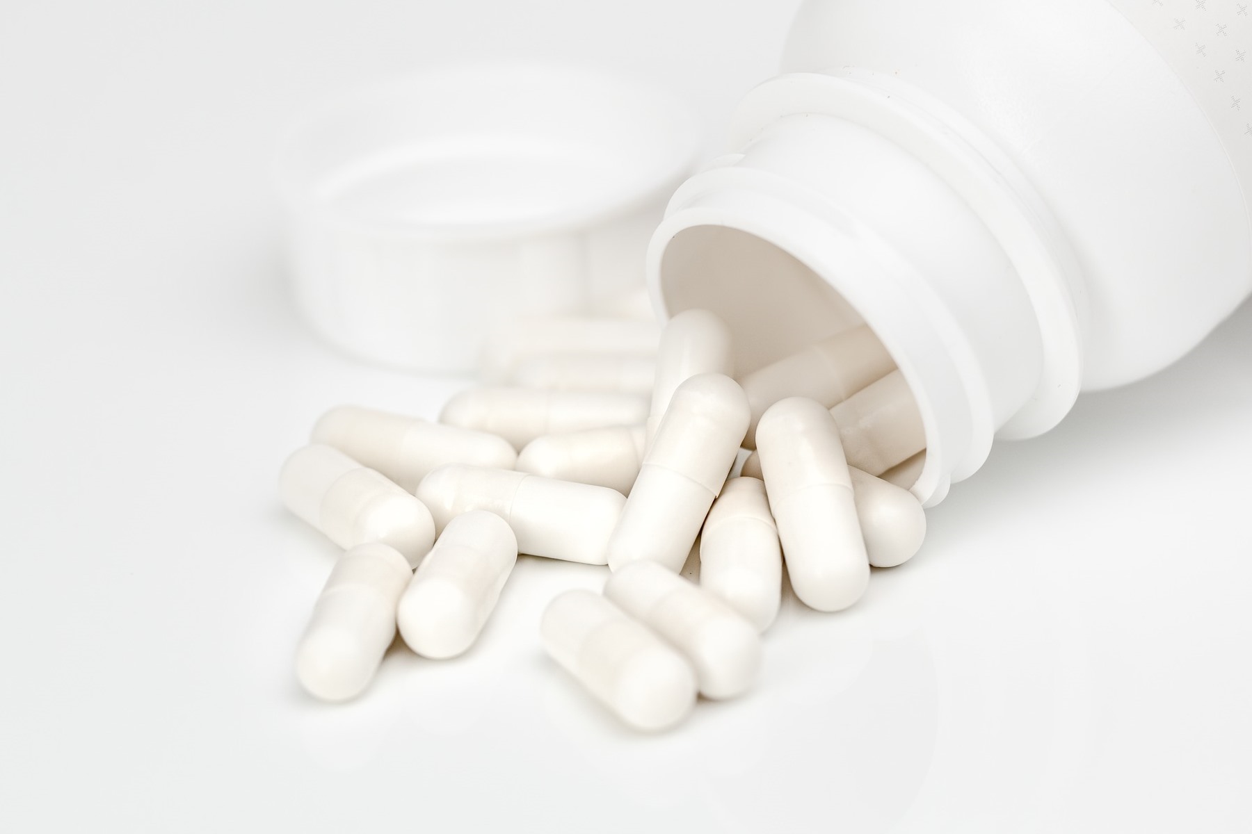 medicine-cupsules-belye