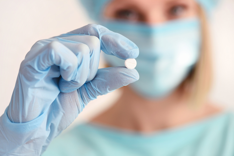 Таблетка в руке Таблетка в руке